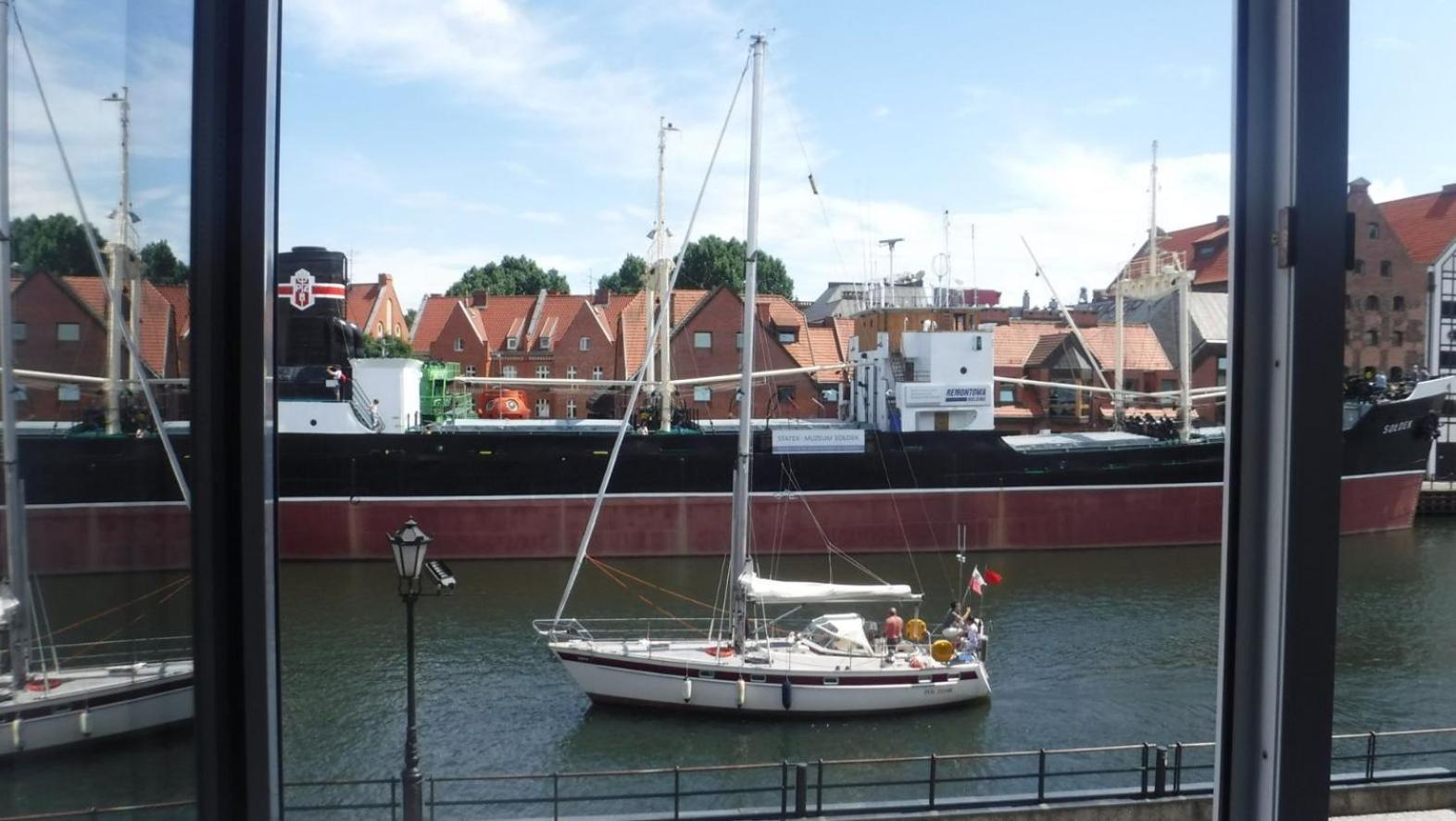 Motlawa Bulvar Z Widokiem Na Rzeke Motlawa By Downtown Gdańsk